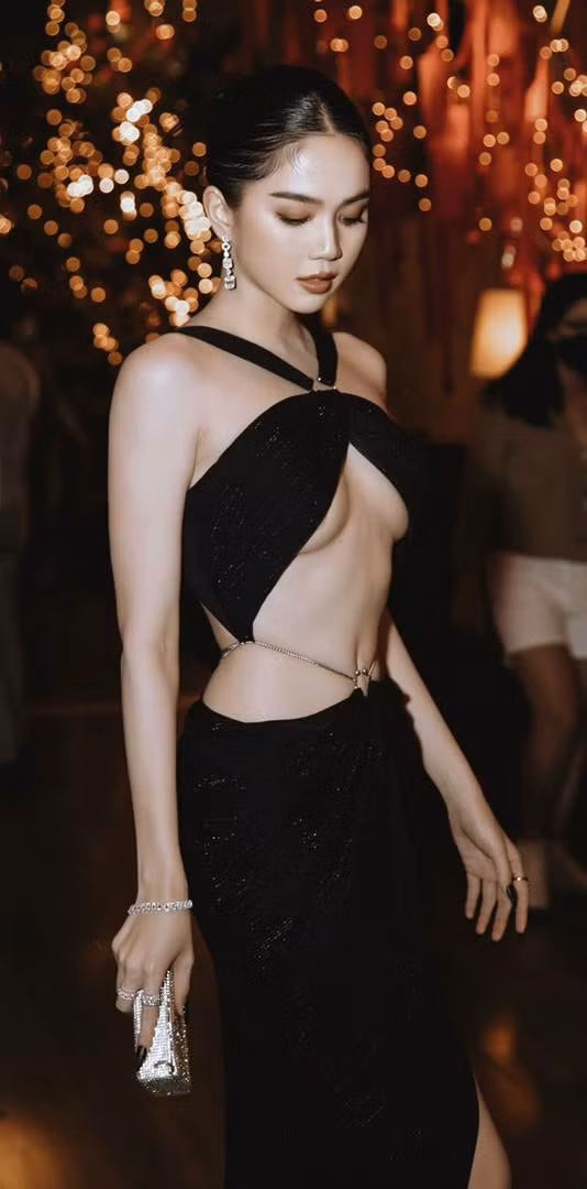 Chiếc váy đen cực kỳ gợi cảm giúp Ngọc Trinh khoe body nuột nà cùng vòng eo con kiến và một chút chân ngực.