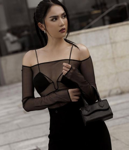 Ngọc Trinh tạo điểm nhấn cho bộ trang phục đen tuyền của mình bằng chiếc áo xuyên thấu kết hợp với corset bên trong.