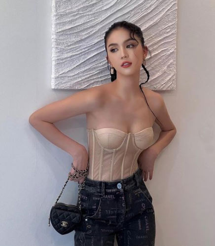 Trang phục dạo phố của Ngọc Trinh với chiếc quần jeans hàng hiệu và chiếc áo corset màu nude, khoe vòng 1 đẹp mắt.