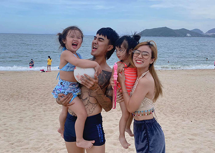 Trong thời gian đó cả hai liên tục đăng tải những bức hình tình tứ với nhau. Vợ cũ Hoài Lâm hết lời ca ngợi tình mới tốt bụng, chăm lo cho hai con riêng của cô.