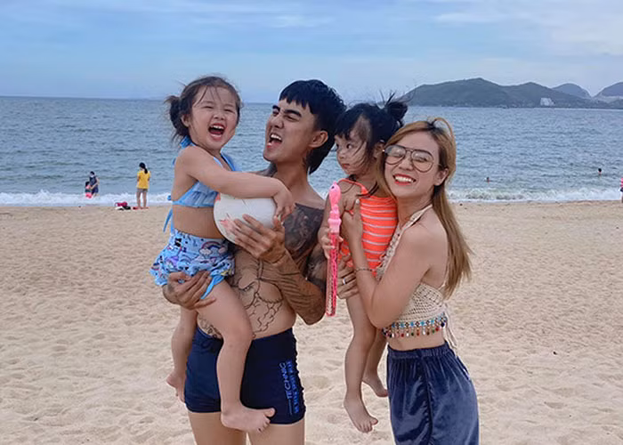 Trong thời gian đó cả hai liên tục đăng tải những bức hình tình tứ với nhau. Vợ cũ Hoài Lâm hết lời ca ngợi tình mới tốt bụng, chăm lo cho hai con riêng của cô.