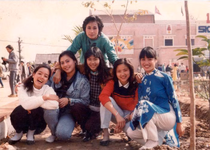 Thời trẻ, nghệ sĩ Chiều Xuân theo học diễn xuất tại Trường Đại học Sân khấu &amp; Điện ảnh Hà Nội.