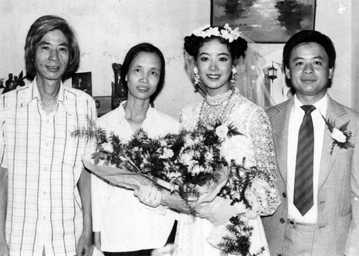 Năm 1987, khi mới 20 tuổi và đang ở năm thứ 2 đại học thì Chiều Xuân kết hôn với nhạc sĩ Đỗ Hồng Quân sau 6 tháng hẹn hò. "Tôi bị nhà trường kỷ luật vì còn đang đi học nhưng cho đến giờ, chưa thoảng ý nghĩ nào hối hận về điều này”, NSƯT Chiều Xuân tâm sự. (Ảnh: VOV)