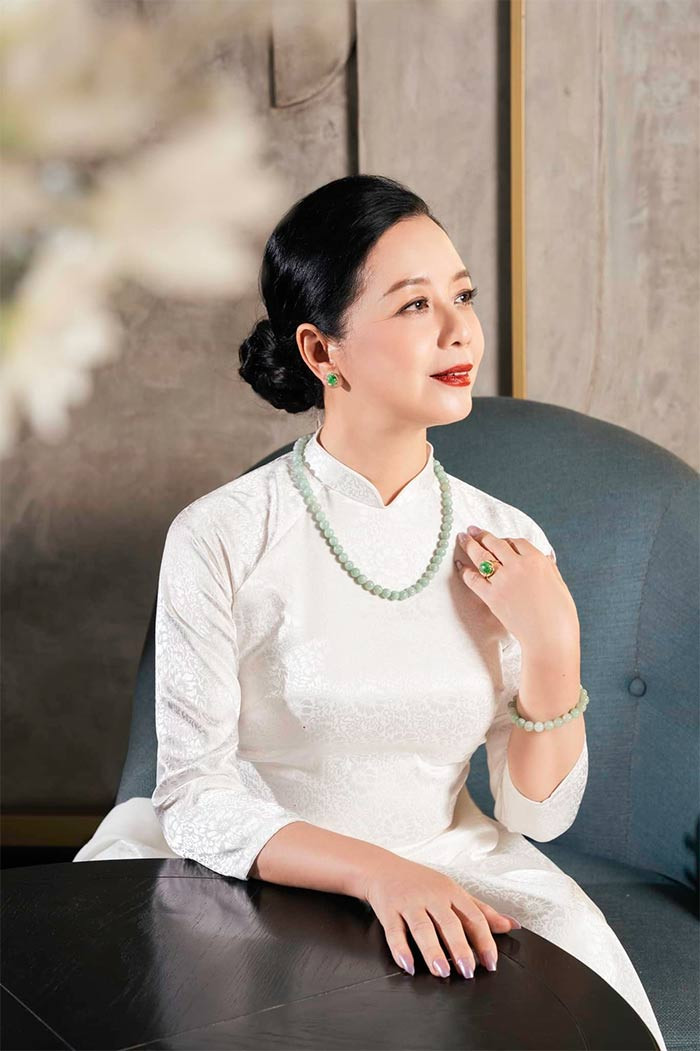 Ở tuổi 55, nhan sắc Chiều Xuân vẫn khiến người đối diện phải trầm trồ.