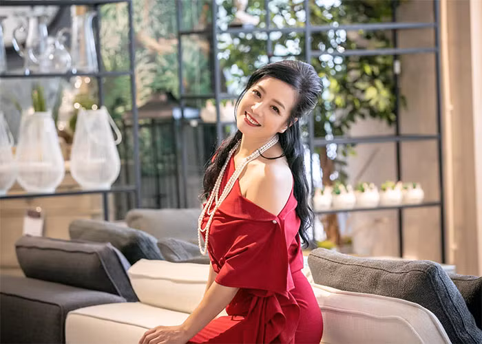 Đã là bà ngoại của hai nhóc tì nhưng nghệ sĩ Chiều Xuân vẫn rất bắt mắt mỗi khi lên đồ đi dự sự kiện.