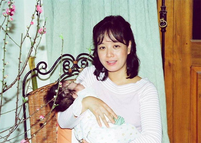 Ở tuổi 37, sau khi sinh con gái thứ hai, Hồng Khanh, Chiều Xuân vẫn đẹp và trẻ như thuở nào.