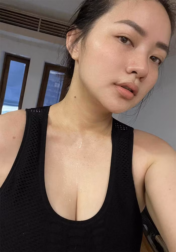 Khuôn mặt vốn đã xinh xắn, giờ cân nặng giảm đi thấy rõ, nên trông Phan Như Thảo như "lột xác", trẻ trung và gợi cảm hơn.