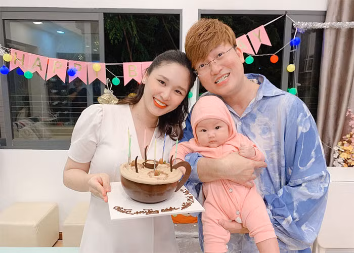 Hai vợ chồng nam ca sĩ sinh năm 1982 đã có một con gái 2 tuổi, tên An Nhiên. (Ảnh: Vietnamnet)