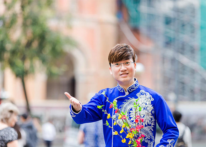 Sau tai nạn, tác giả "Mắt nai cha cha cha" ít đi hát và xuất hiện trong showbiz. Anh tập trung vào công việc sản xuất âm nhạc, kinh doanh. (Ảnh: FBNV)