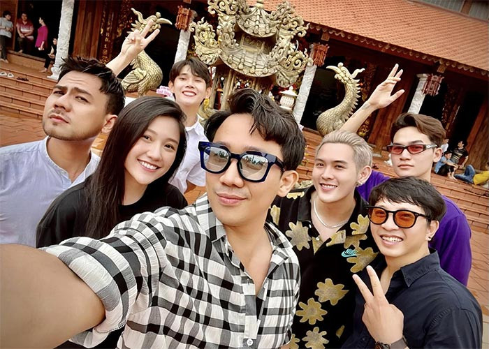 Tham gia showbiz, Uyển Ân thường cùng anh trai xuất hiện trong những lần đi chơi với bạn bè trong giới giải trí.