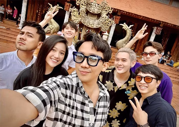 Tham gia showbiz, Uyển Ân thường cùng anh trai xuất hiện trong những lần đi chơi với bạn bè trong giới giải trí.