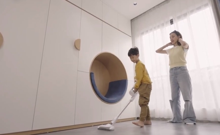 Trưởng thành từ Giọng hát Việt, chuyện Gigi Hương Giang công khai có con khiến fan khá bất ngờ. Người hâm mộ dành nhiều lời khen cho cậu con trai đáng yêu của nữ ca sĩ.