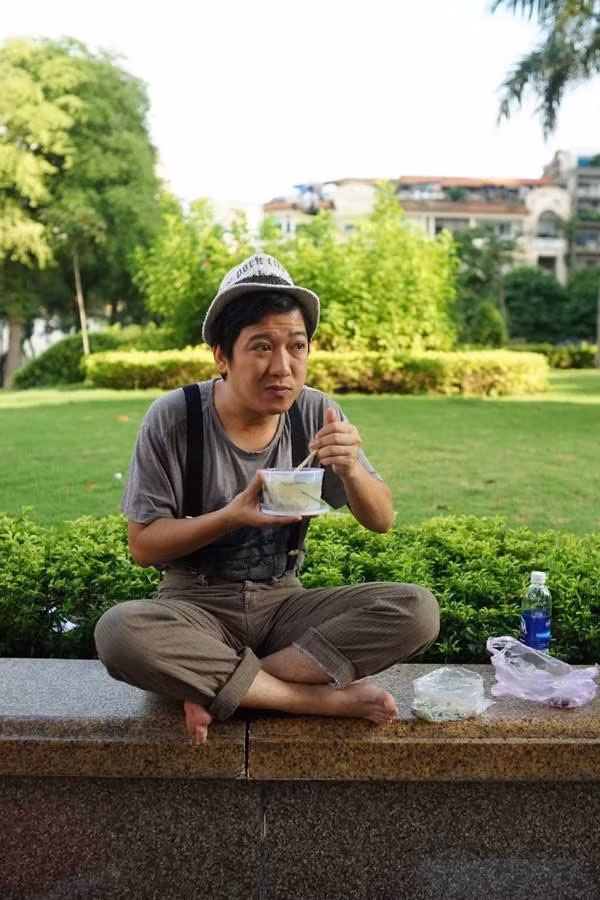 Trường Giang từng thi trường Đại học Sư phạm để không mất học phí, nhưng đã thi trượt. Sau đó, anh quyết tâm lên TP.HCM kiếm sống bằng đủ thứ nghề từ tiếp thị, phát tờ rơi, phục vụ quán nhậu, làm trong vũ trường...