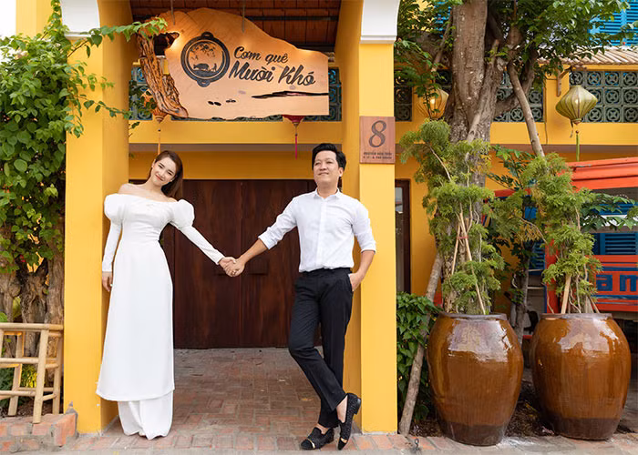 Không chỉ có thu nhập từ hoạt động nghệ thuật, Mười Khó còn kiếm bộn tiền từ việc kinh doanh nhà hàng.