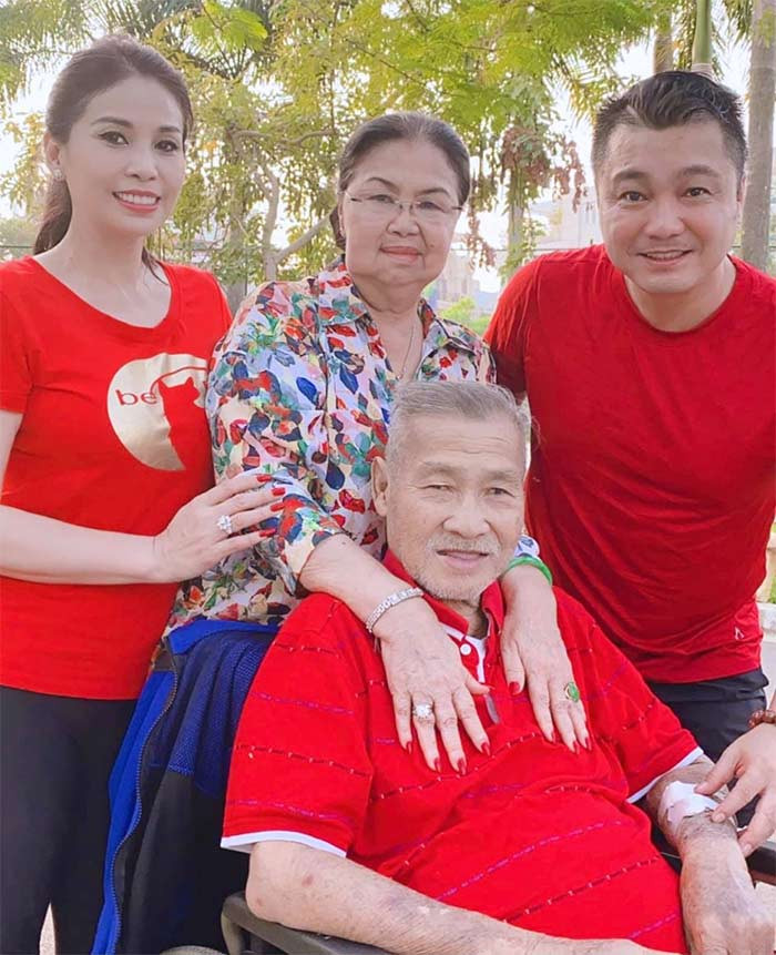 Khi mới về Việt Nam, rất nhiều đạo diễn mời Lý Hương đóng phim nhưng cô từ chối vì muốn dành thời gian chăm sóc cho cha, nghệ sĩ Lý Huỳnh vì khi đó ông bệnh nặng.