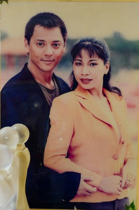 Dưới sự dẫn dắt của cha, cố nghệ sĩ Lý Huỳnh và anh trai Lý Hùng, Lý Hương ghi dấu ấn với khán giả qua loạt phim: "Kế hoạch 99", "Hồng hải tặc", "Cảnh sát đặc khu", "Truy nã tội phạm quốc tế", "Phi vụ phượng hoàng"...