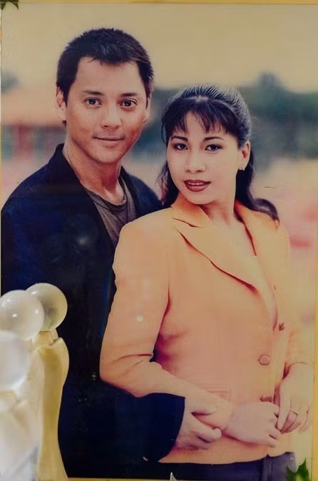 Dưới sự dẫn dắt của cha, cố nghệ sĩ Lý Huỳnh và anh trai Lý Hùng, Lý Hương ghi dấu ấn với khán giả qua loạt phim: "Kế hoạch 99", "Hồng hải tặc", "Cảnh sát đặc khu", "Truy nã tội phạm quốc tế", "Phi vụ phượng hoàng"...