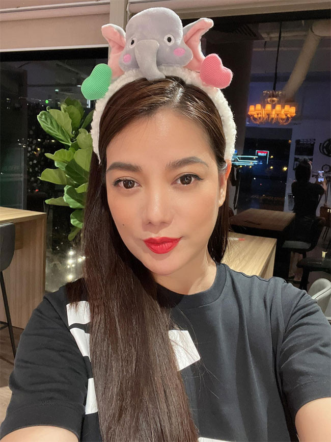 Càng mặc giản dị, bà mẹ một con lại càng xì tin.