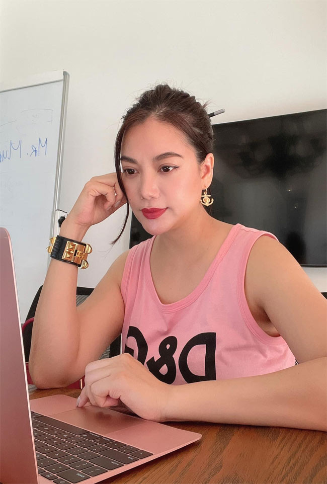 Để giữ vóc dáng, người đẹp 45 tuổi chăm chỉ tập luyện và ăn uống khoa học.