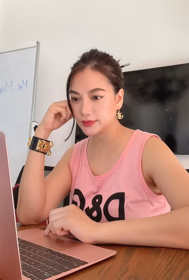 Để giữ vóc dáng, người đẹp 45 tuổi chăm chỉ tập luyện và ăn uống khoa học.