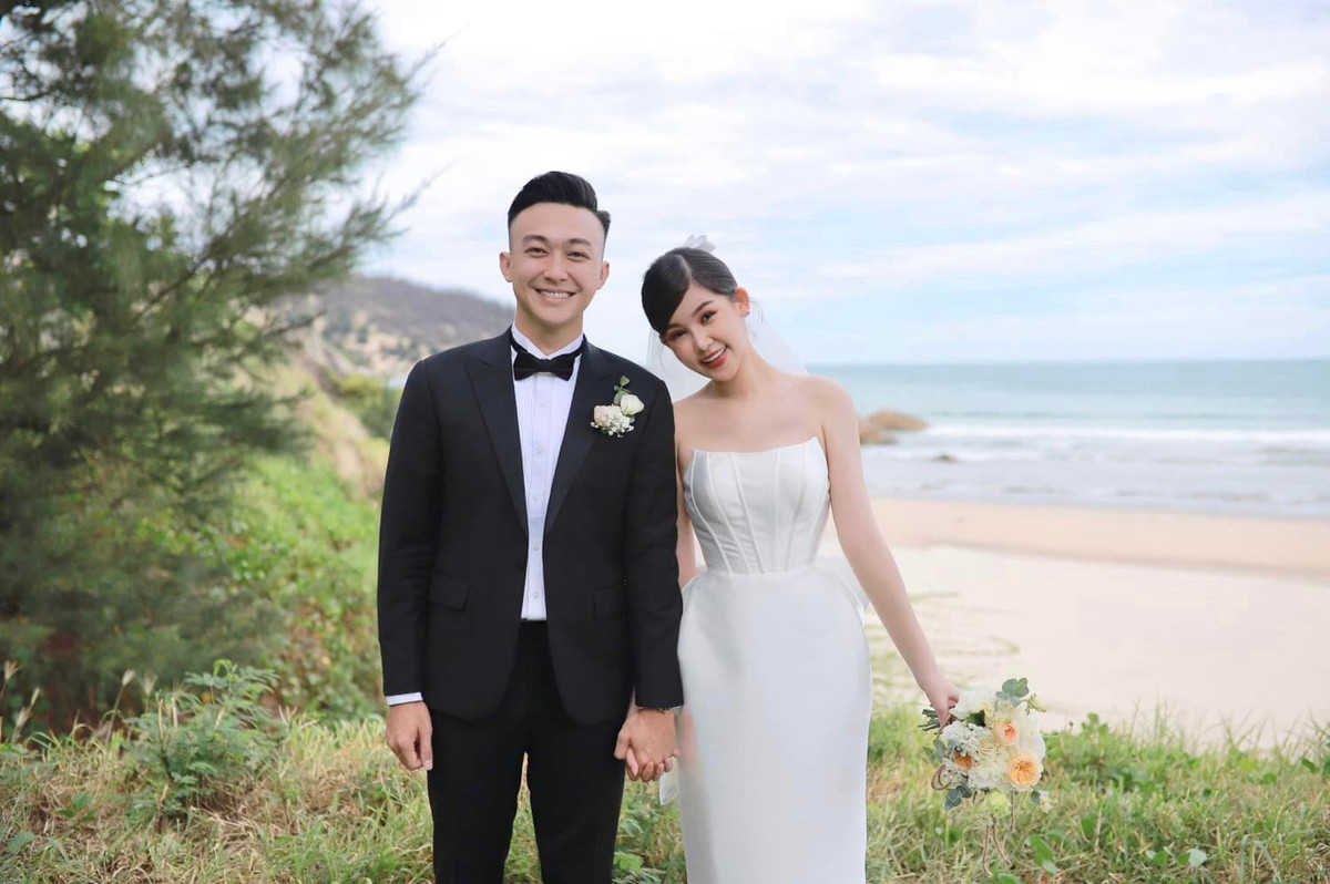 Sau bộ ảnh cưới ở TP HCM, ông xã tương lai của Lê Âu Ngân Anh - BTV Phan Tô Ny cũng "nhá hàng" bằng bộ ảnh thứ hai thực hiện tại quê nhà Quy Nhơn.