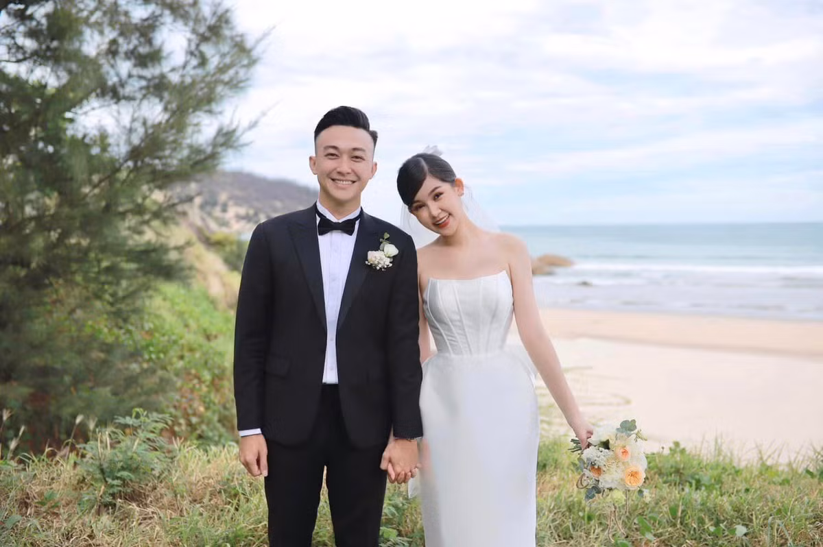 Sau bộ ảnh cưới ở TP HCM, ông xã tương lai của Lê Âu Ngân Anh - BTV Phan Tô Ny cũng "nhá hàng" bằng bộ ảnh thứ hai thực hiện tại quê nhà Quy Nhơn.