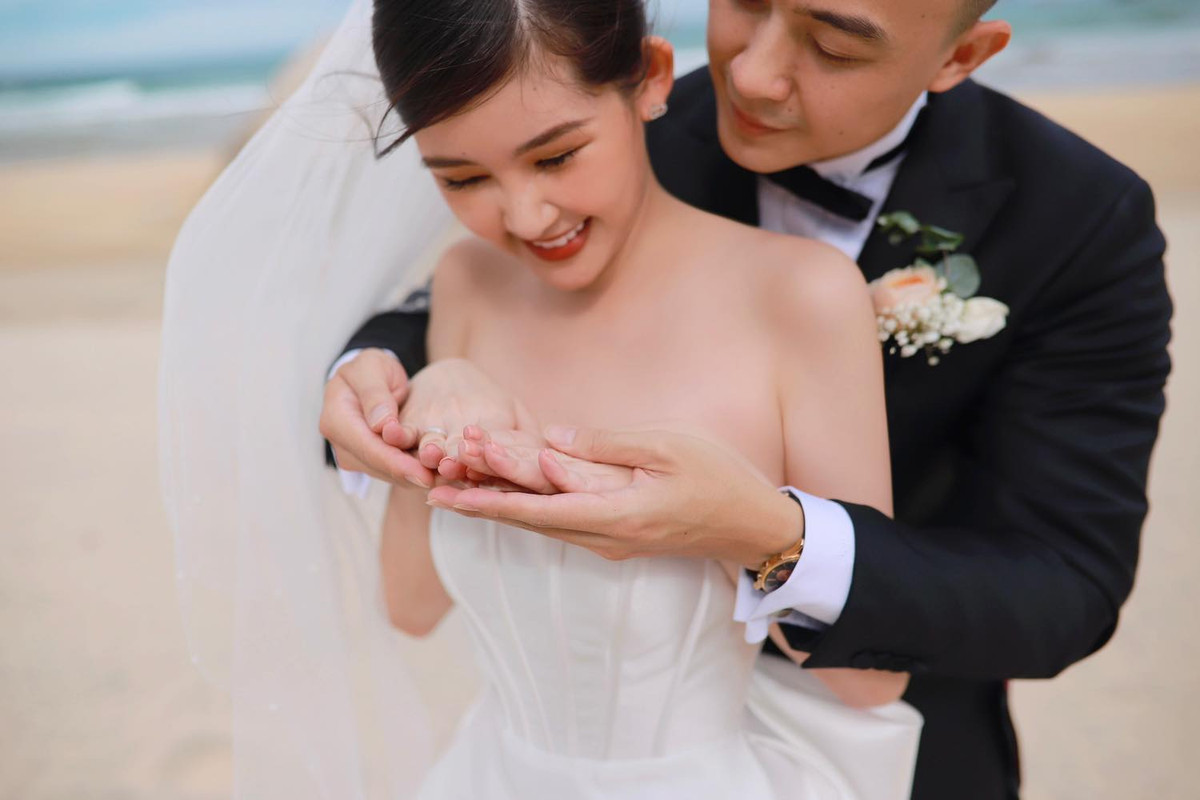 Lê Âu Ngân Anh hạnh phúc trong tình yêu bên ông xã biên tập viên, MC tại Đài truyền hình TP HCM.