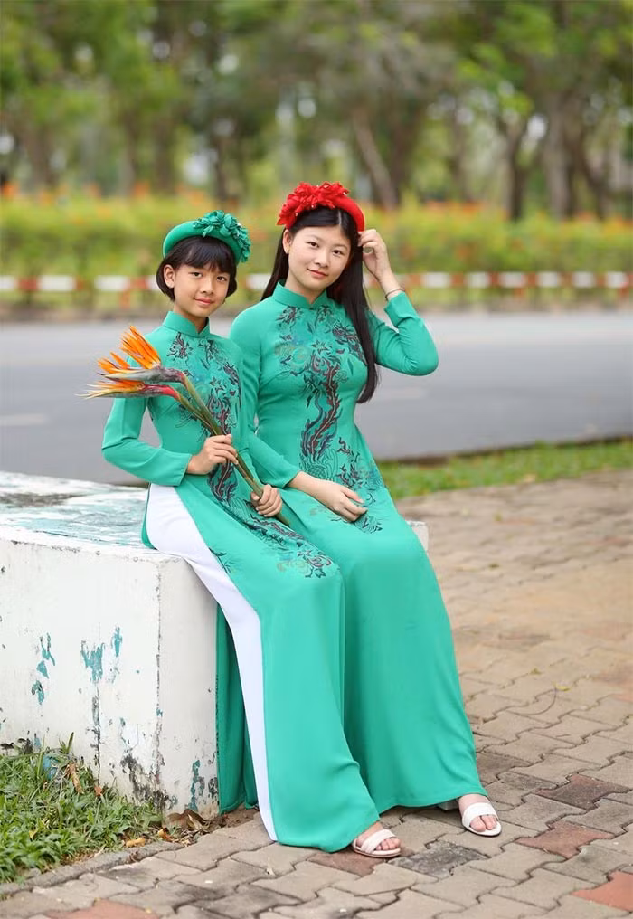 Hai con gái nam diễn viên Bình Minh và bà xã Anh Thơ đều giống bố từ khuôn mặt tới chiều cao khủng. An Nhiên, 13 tuổi, cao 1m72. An Như 10 tuổi cao 1m54.