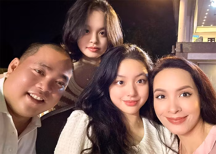 Hai con gái của người mẫu Thúy Hạnh và nhạc sĩ Minh Khang càng lớn càng trổ mã xinh đẹp.