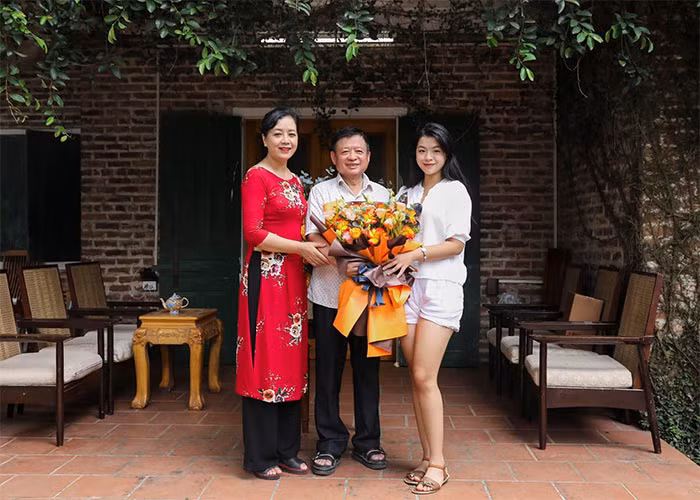 Hồng Khanh giống hệt mẹ nhưng lại thừa hưởng gene âm nhạc của bố.