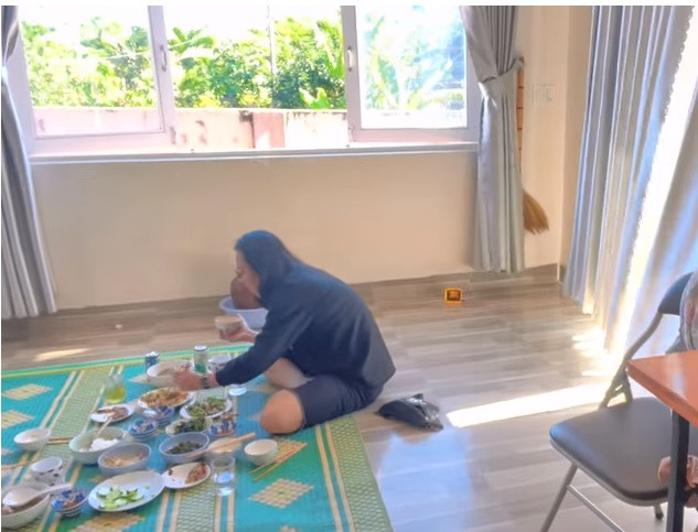 Phòng ăn, phòng ngủ hay phòng khách đều tràn ngập ánh nắng với bóng cây xanh mát.