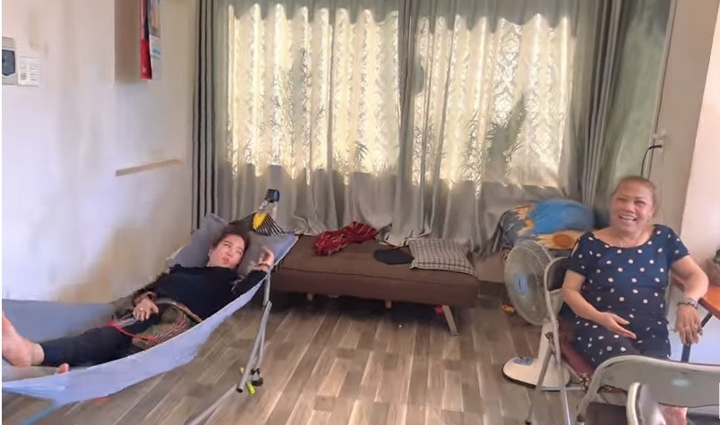 Siu Black trông gầy hơn trước do gặp nhiều vấn đề về sức khỏe, nhưng tình thần vẫn rất sung mãn. Nữ ca sĩ tận hưởng cuộc sống yên bình nơi quê nhà sau gần 10 năm vướng biến cố nợ nần, phá sản. Ảnh cắt clip Youtube Nhật Campuchia.