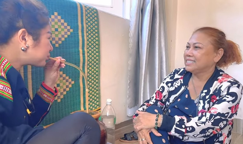 "Họa mi núi rừng Tây Nguyên" Siu Black trong trang phục giản dị đón Thúy Nga bằng nụ cười sảng khoái mang "thương hiệu" của chị từ trước đến nay và tiếp đàn em bằng món đặc sản rượu cần.