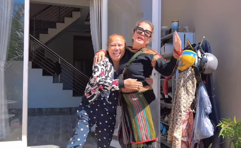 Cơ ngơi của Siu Black nằm ven con đường làng, bên trong là khoảng sân rộng trồng nhiều cây xanh.