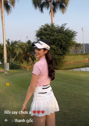Tuy vậy, trong set đồ chơi golf với áo ôm sát và chân váy ngắn, Đỗ Thị Hà vẫn ghi điểm nhờ vóc dáng đẹp cùng đôi chân dài miên man chuẩn hoa hậu.