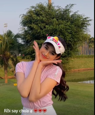 Fan thậm chí còn dành lời khen động viên cho người đẹp: "Mặc quần ngược mà vẫn xinh".