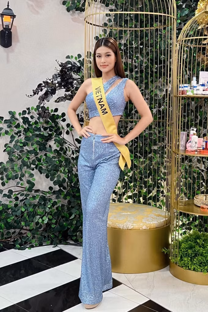 Gần đây, Hoa hậu Đoàn Thiên Ân cũng mắc lỗi mặc quần ngược ở Miss Grand International 2022.