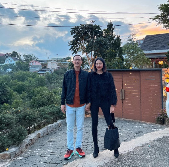 Trong nhiều khoảnh khắc tình tứ bên ông xã được "ngọc nữ điện ảnh" đăng tải, Louis Nguyễn thể hiện đúng phong cách "thanh niên nghiêm túc".