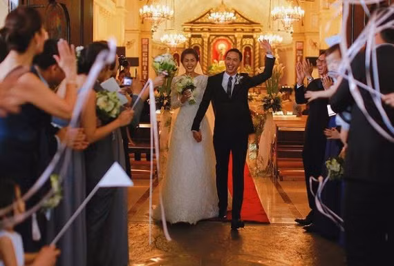 Vợ chồng Hà Tăng nắm tay nhau hạnh phúc trong đám cưới cách đây 10 năm.