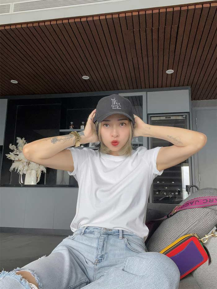 Quần jeans rách gối, áo phông trắng thêm chiếc mũ lưỡi trai đen, ai cũng nghĩ người đẹp họ Ngô ở lứa 9x.