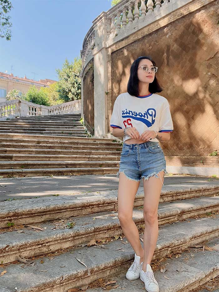 Đả nữ Ngô Thanh Vân trẻ ra cả chục tuổi nhờ style đơn giản nhưng cực hiệu quả, quần short kết hợp áo thun, áo crop top.