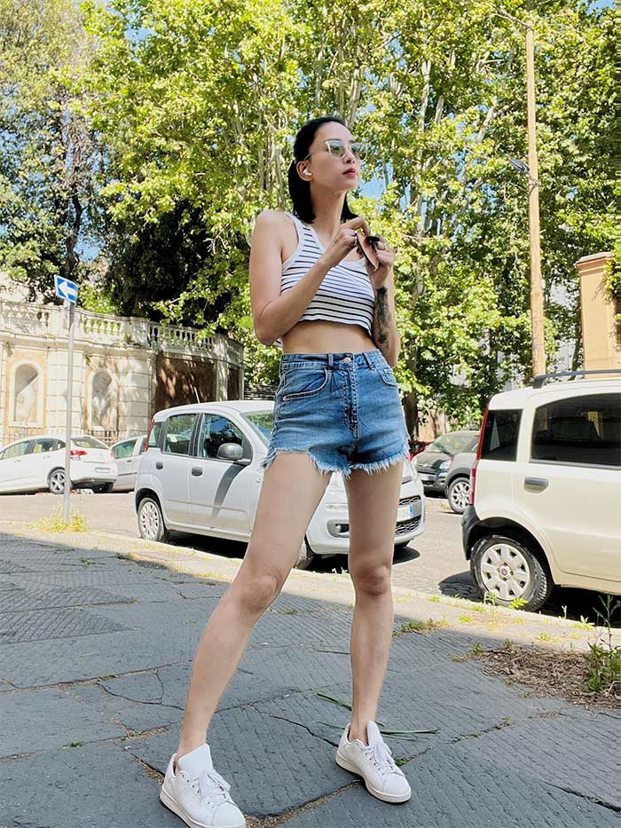 Style dạo phố của người đẹp sinh năm 1979 thường xuyên là quần short, giầy thể thao, áo crop top.