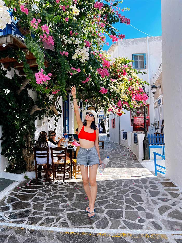 Ngoài ra, nữ diễn viên "Dòng máu anh hùng" còn trẻ hóa bản thân bằng cách để mái tóc thề ngang vai.