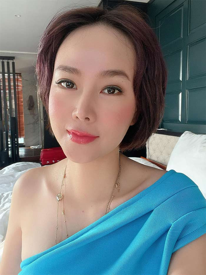 Nhan sắc của bà mẹ hai con được khen là "lão hóa ngược". Khuôn mặt và sắc vóc của Á hậu 1 thăng hạng hơn nhờ sửa mũi, nâng ngực. (Ảnh: FBNV)