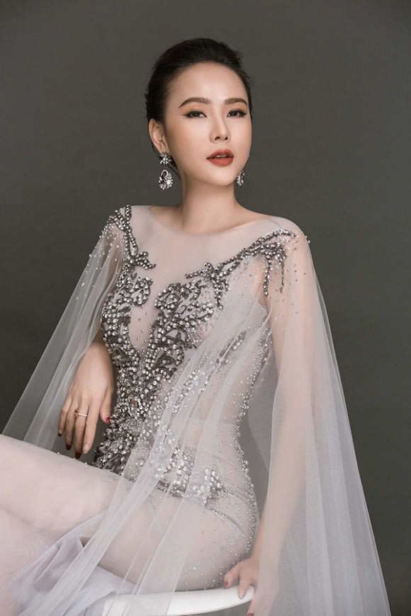 Cũng trong năm 2017, Dương Yến Ngọc đại diện Việt Nam tham dự Hoa hậu Quý bà Hòa bình Quốc tế 2017. Cô lọt top 8 và đoạt giải Hoa hậu Quý bà châu Á. (Ảnh: Tiền phong)