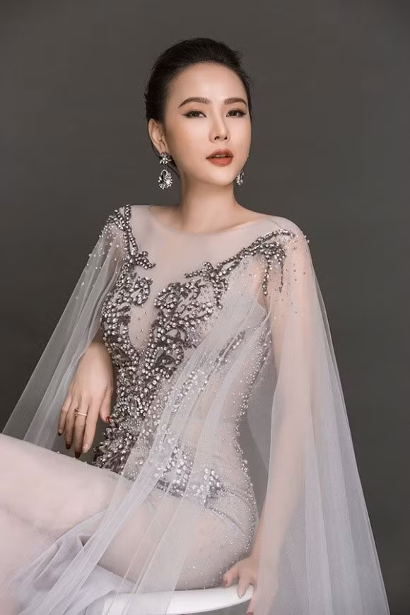 Cũng trong năm 2017, Dương Yến Ngọc đại diện Việt Nam tham dự Hoa hậu Quý bà Hòa bình Quốc tế 2017. Cô lọt top 8 và đoạt giải Hoa hậu Quý bà châu Á. (Ảnh: Tiền phong)