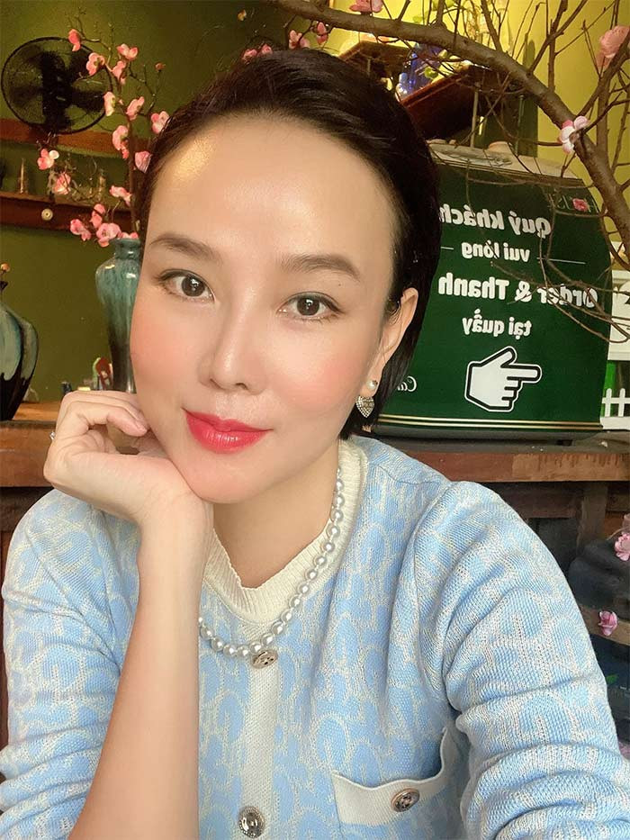 Dương Yến Ngọc tập trung phát triển Trung tâm thẩm mỹ chăm sóc sắc đẹp Hollywood Beauty và đạt được những thành công nhất định trong lĩnh vực này. Sau đó người đẹp 43 tuổi còn trở thành chuyên gia tư vấn tâm lý và là CEO của một công ty do cô sáng lập. (Ảnh: FBNV)