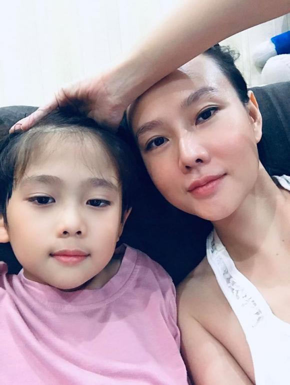 Sau những ồn ào với chồng cũ, Trần Thông, hiện tại người đẹp sinh năm 1979 giữ mối quan hệ tốt với chồng cũ để cùng chăm lo cho con chung. (Ảnh: ngoisao.vn)