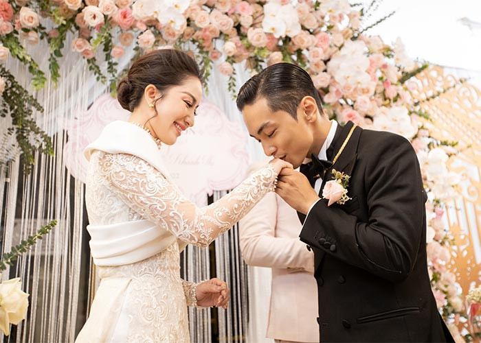 Ngày 12/12/2022, lễ ăn hỏi của Khánh Thi - Phan Hiển diễn ra tại tư gia ở TP HCM. "Chúng ta đã quen nhau rất lâu rồi, trải qua nhiều sóng gió. Em đã nói với anh rất nhiều lần rằng em cần một đám cưới và chúng ta đã lên kế hoạch nhiều lần. Hôm nay điều đó đã thành sự thật", chú rể Phan Hiển chia sẻ trong buổi lễ. Đám cưới Khánh Thi - Phan Hiển sẽ diễn ra vào ngày 22/12 tới. (Ảnh: FBNV)