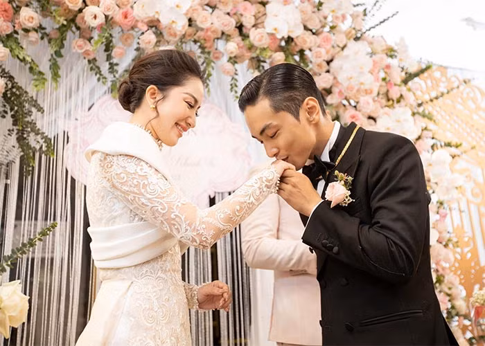 Ngày 12/12/2022, lễ ăn hỏi của Khánh Thi - Phan Hiển diễn ra tại tư gia ở TP HCM. "Chúng ta đã quen nhau rất lâu rồi, trải qua nhiều sóng gió. Em đã nói với anh rất nhiều lần rằng em cần một đám cưới và chúng ta đã lên kế hoạch nhiều lần. Hôm nay điều đó đã thành sự thật", chú rể Phan Hiển chia sẻ trong buổi lễ. Đám cưới Khánh Thi - Phan Hiển sẽ diễn ra vào ngày 22/12 tới. (Ảnh: FBNV)